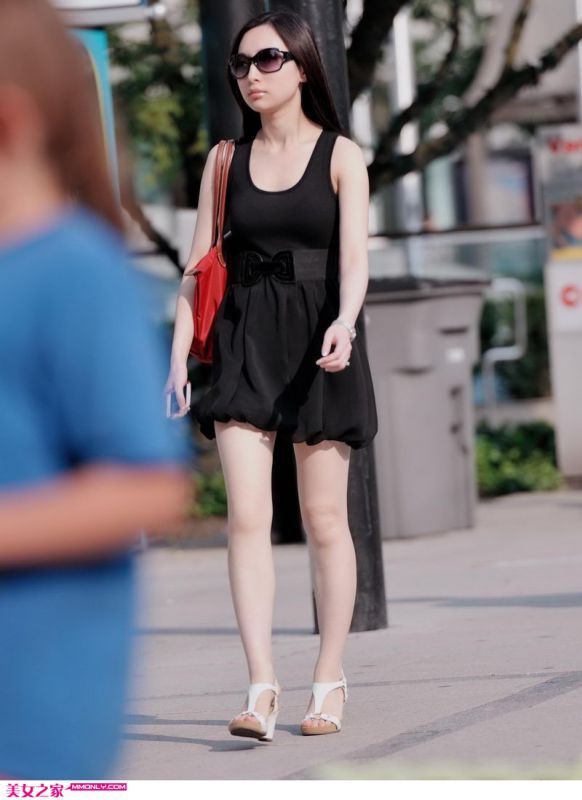 街拍短裙墨镜美女高清写真