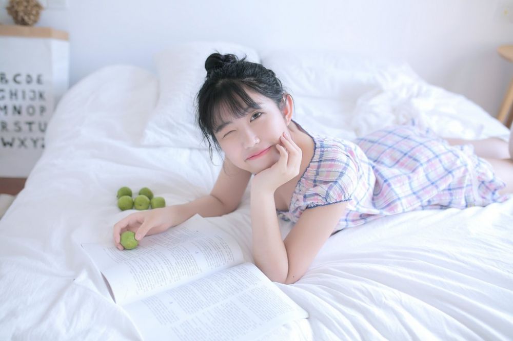 白丝丸子头萝莉床上柔软美腿深沟诱惑写真