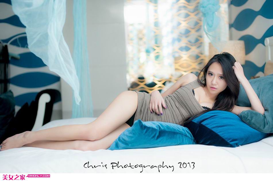 90后内衣美眉私房秀美乳写真