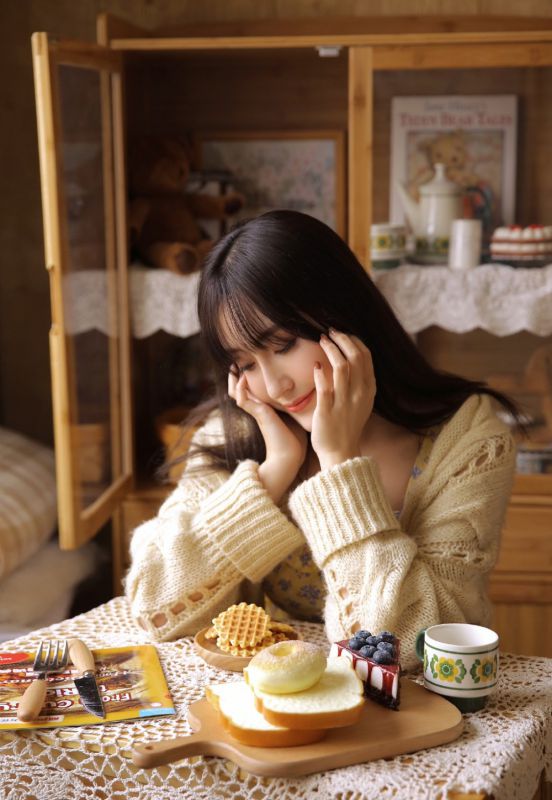 长发美女妖娆白丝袜美腿地板尽情性感诱惑写真