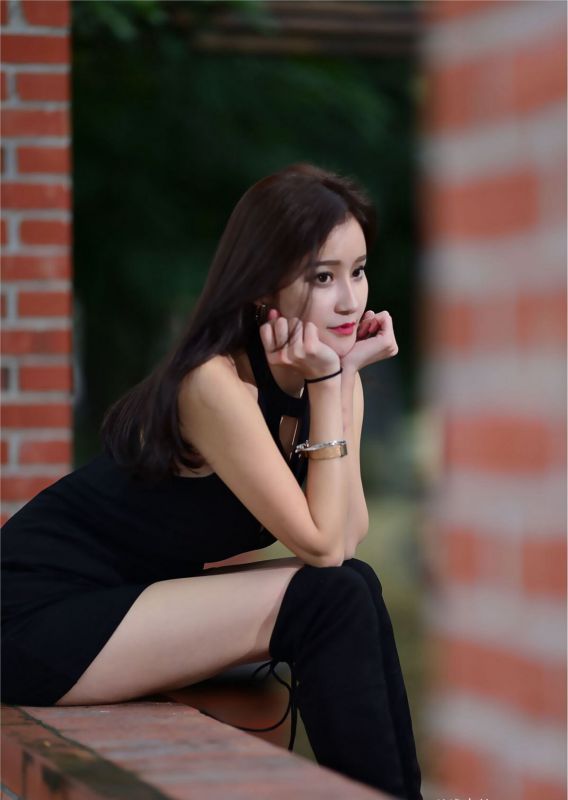 紧身短裙白皙妹子外拍长腿性感写真高清套图