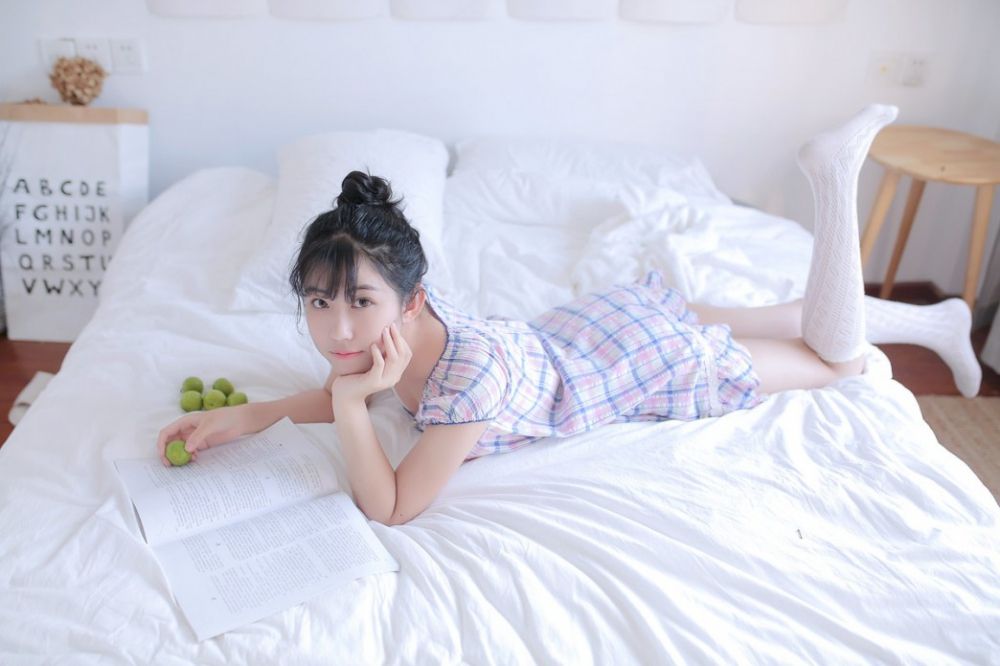 白丝丸子头萝莉床上柔软美腿深沟诱惑写真