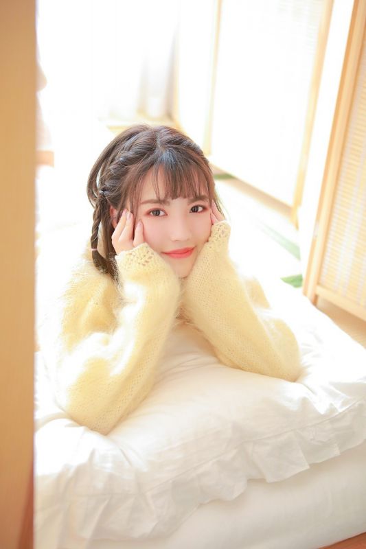 牙套学生妹室内白丝美足清纯写真