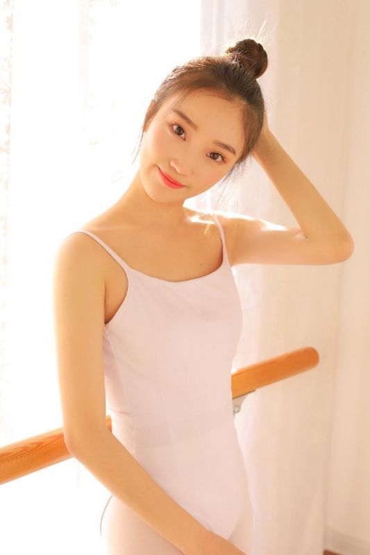 舞蹈女孩连体操服白丝丰韵身材福利写真