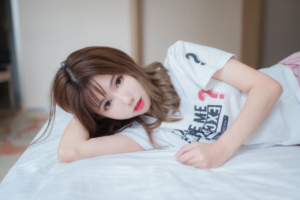 白丝袜美女丰满大腿性感诱人床上艳照好紧好爽图片