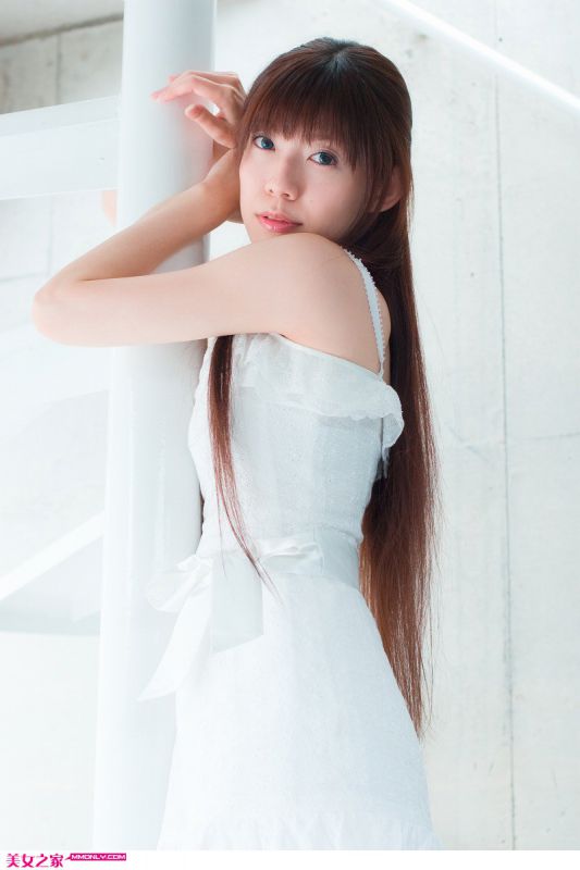 吊带裙美眉室内高清迷人写真
