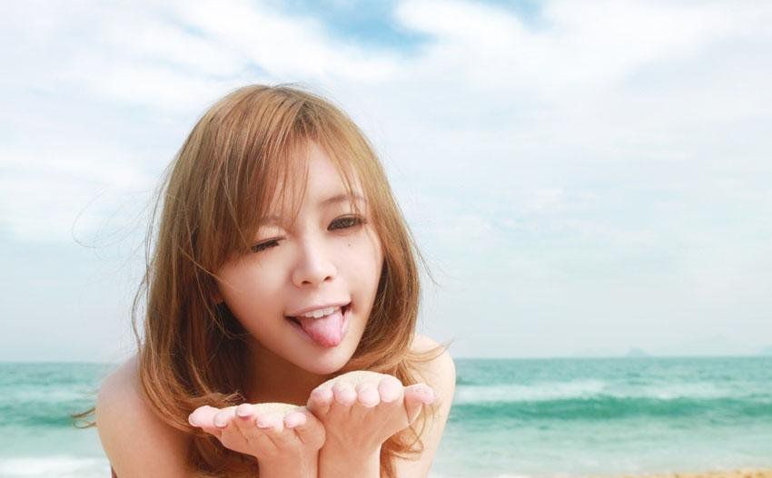 海边萌妹子俏皮可人写真