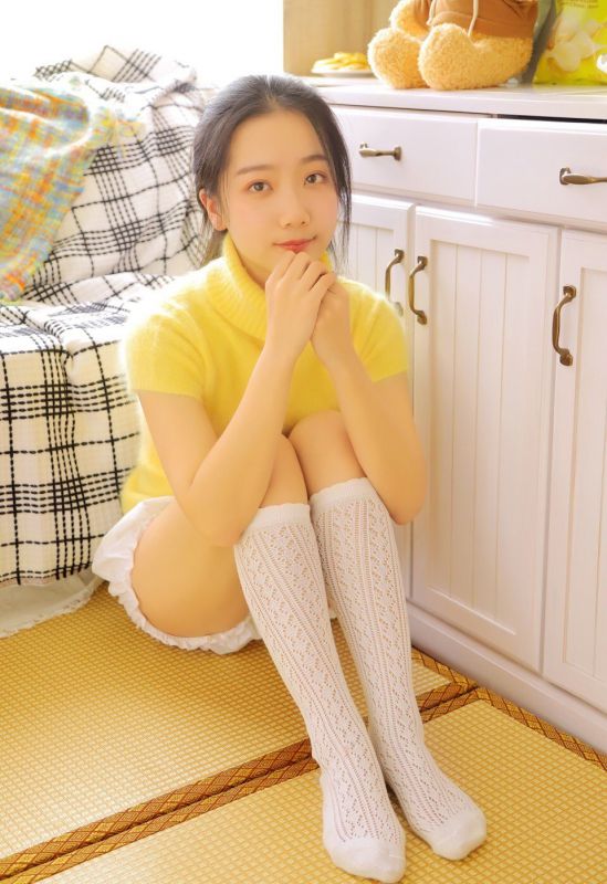 90后小嫩女白丝美腿直喷白浆性感美女诱惑写真