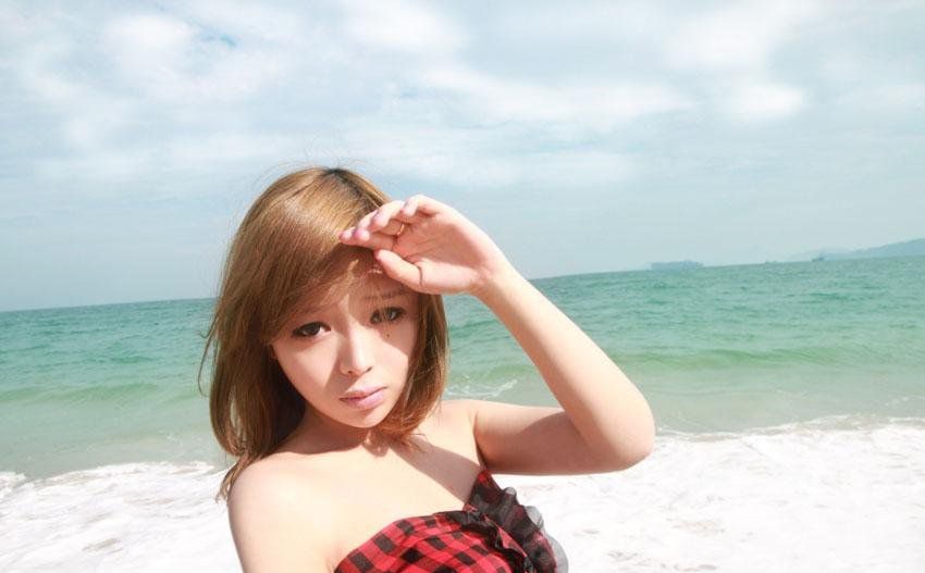 海边萌妹子俏皮可人写真