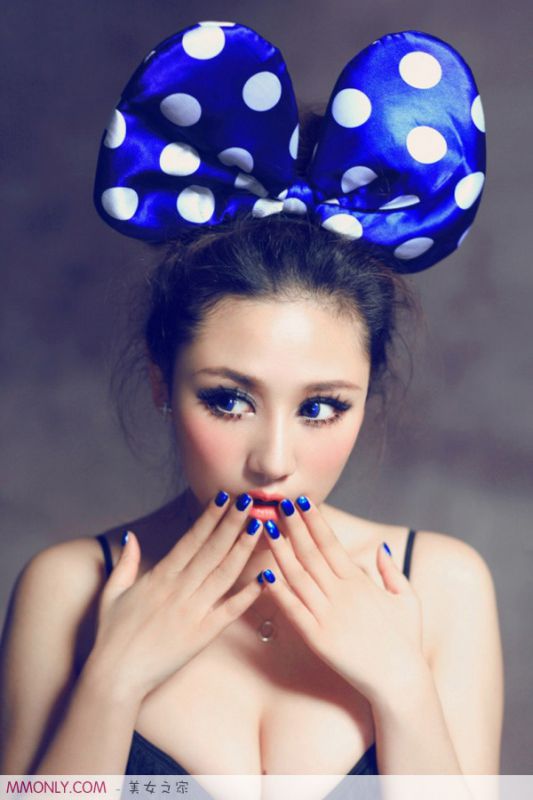 气质美女向欣薇V领短裙秀出大胸