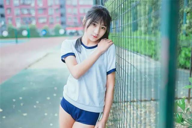 17岁高中生女主播优雅清纯写真
