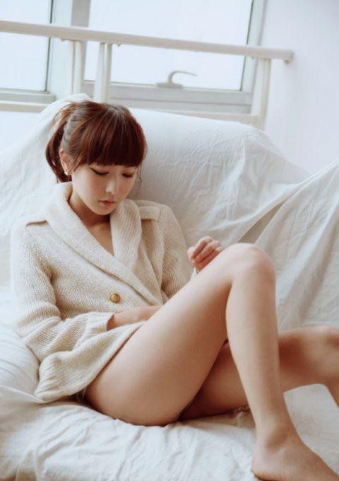 娇嫩清纯萌妹子室内写真拍摄