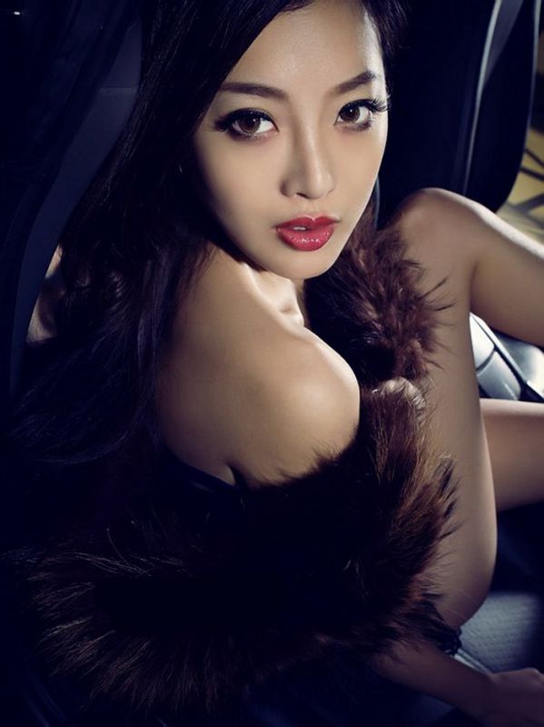 韩国气质美女皮草豪车内性感写真