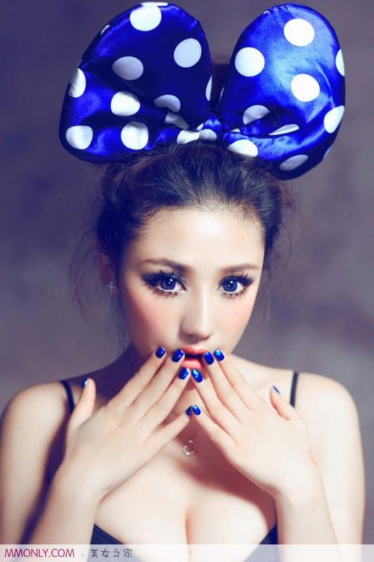 气质美女向欣薇V领短裙秀出大胸