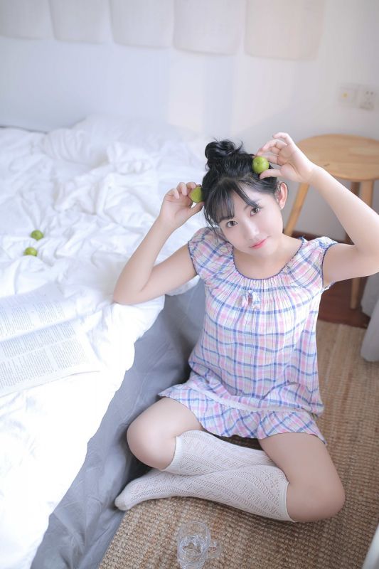 白丝丸子头萝莉床上柔软美腿深沟诱惑写真