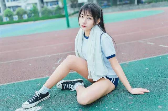 17岁高中生女主播优雅清纯写真