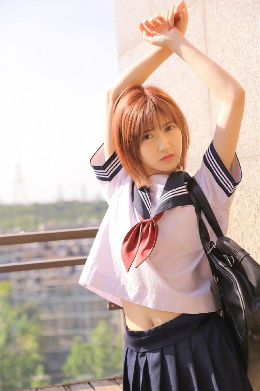 日本校园美少女露肚脐jk制服丝袜写真