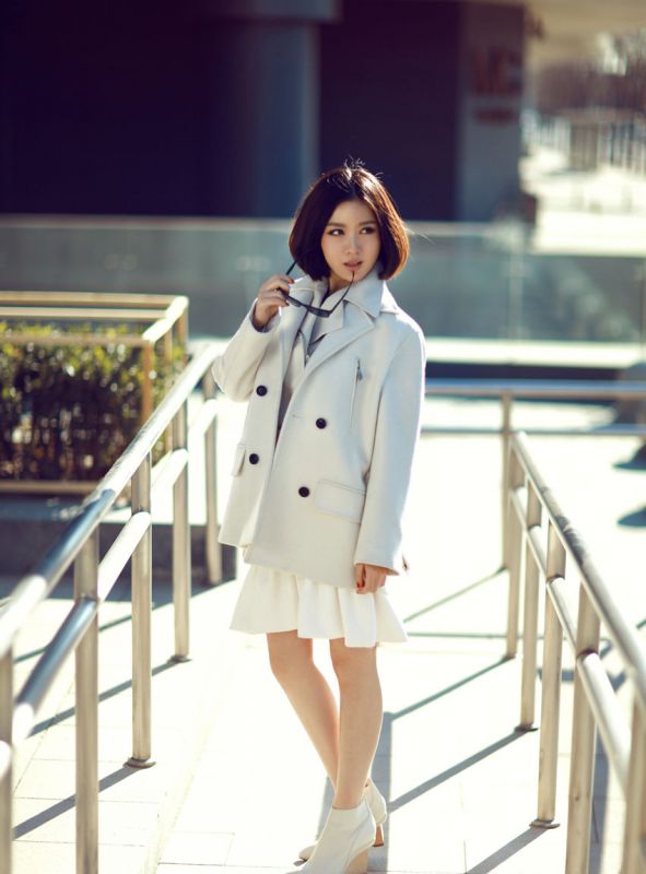 养眼气质美女姚贝娜室外写真照