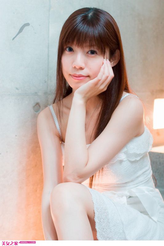 吊带裙美眉室内高清迷人写真
