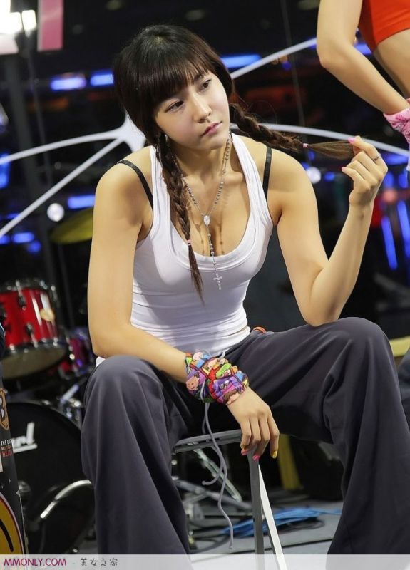 韩国可爱美女车展可爱迷人写真