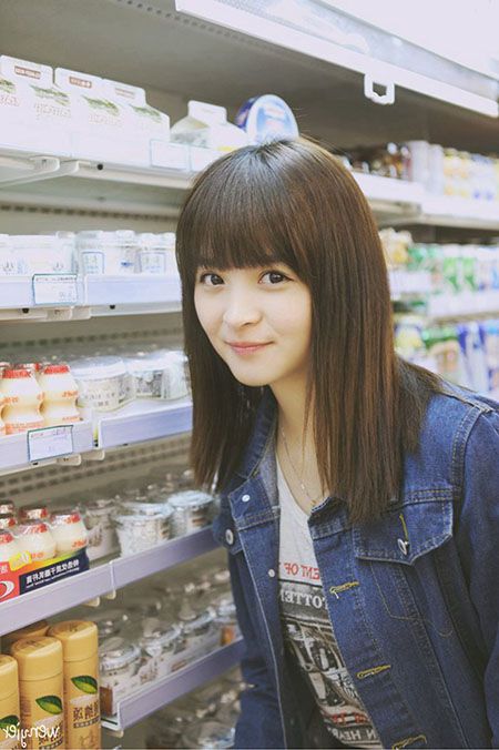清纯妹子牛仔外套迷人微笑写真