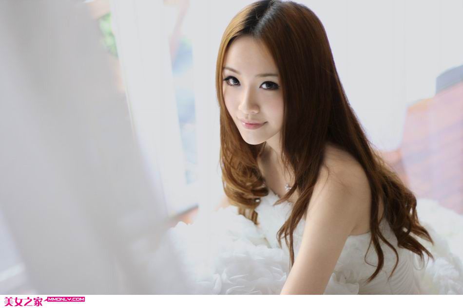 洁白婚纱美女私房迷人写真