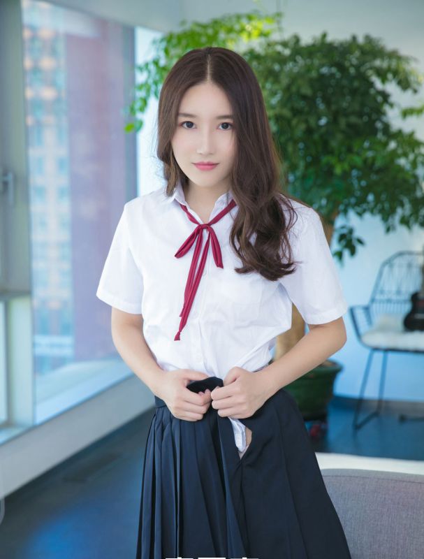 性感学妹学生装白皙皮肤写真