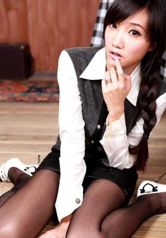 气质萌妹子黑色丝袜迷人写真