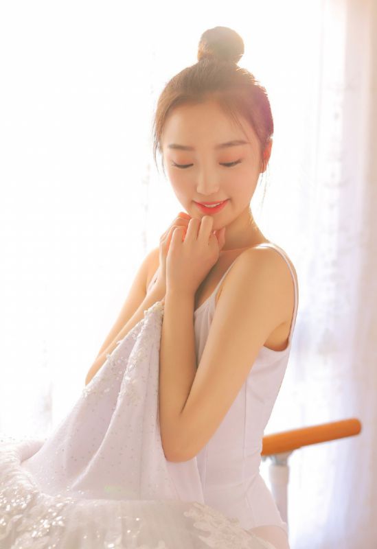 舞蹈女孩连体操服白丝丰韵身材福利写真