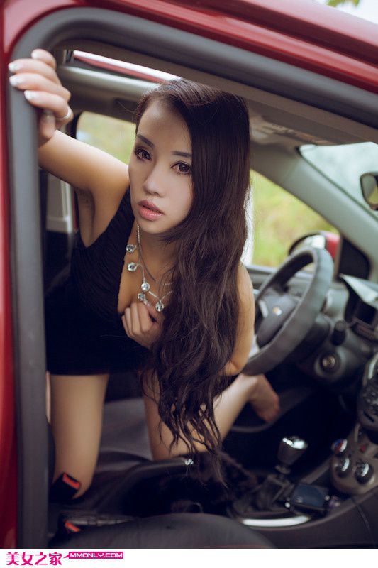 车模Aveo性感酥胸迷人写真