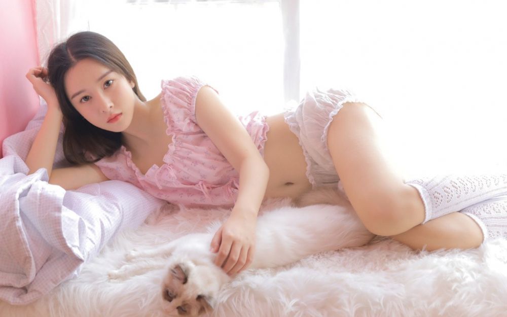 粉嫩长发美女低胸美乳内衣火辣性感长腿白丝写真