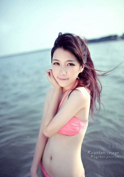 粉色比基尼萌妹子海边清纯写真