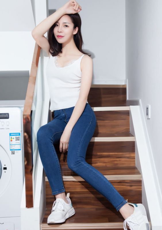 靓丽美女紧身牛仔裤翘臀居家写真