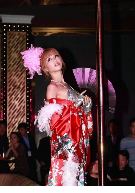 日本美女明星红音萤高清性感写真