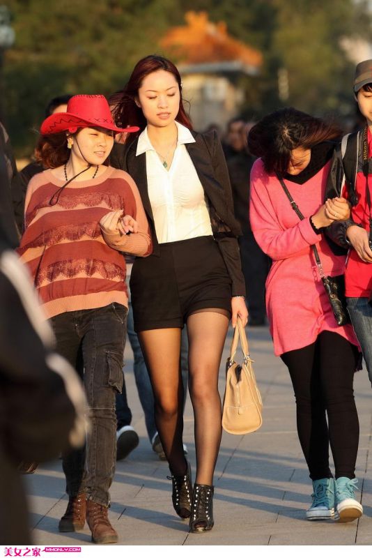 街拍制服黑丝美女高清图集