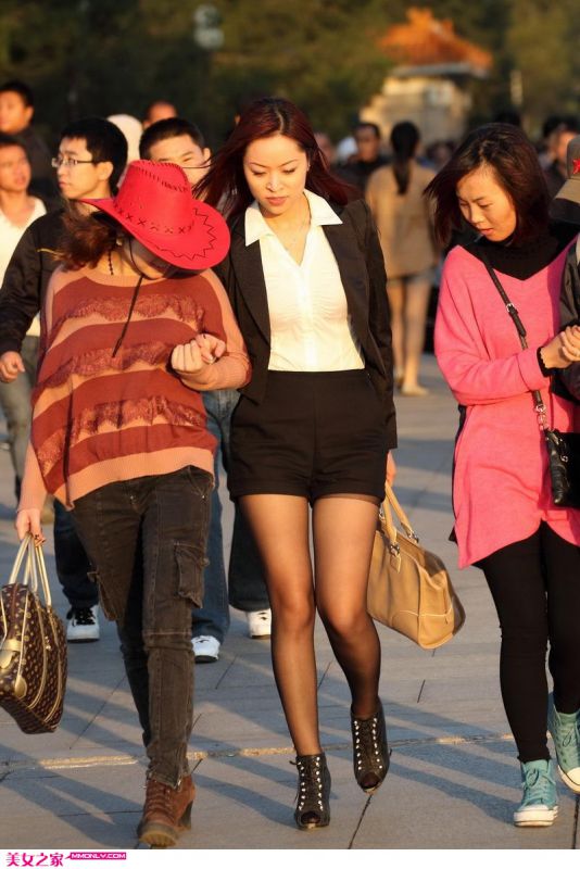街拍制服黑丝美女高清图集