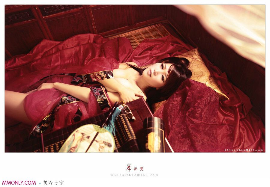 爆乳美女张优演绎古典私房写真