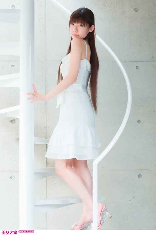 吊带裙美眉室内高清迷人写真