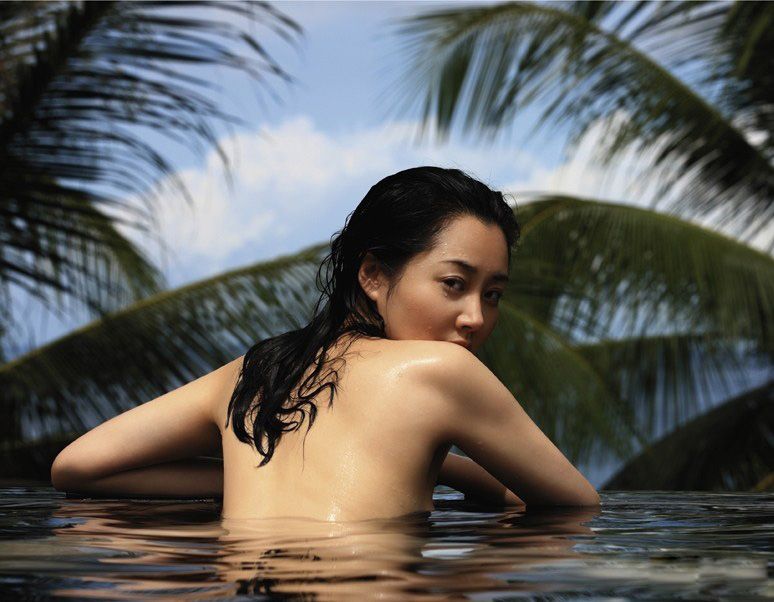 许晴泳池湿身性感写真