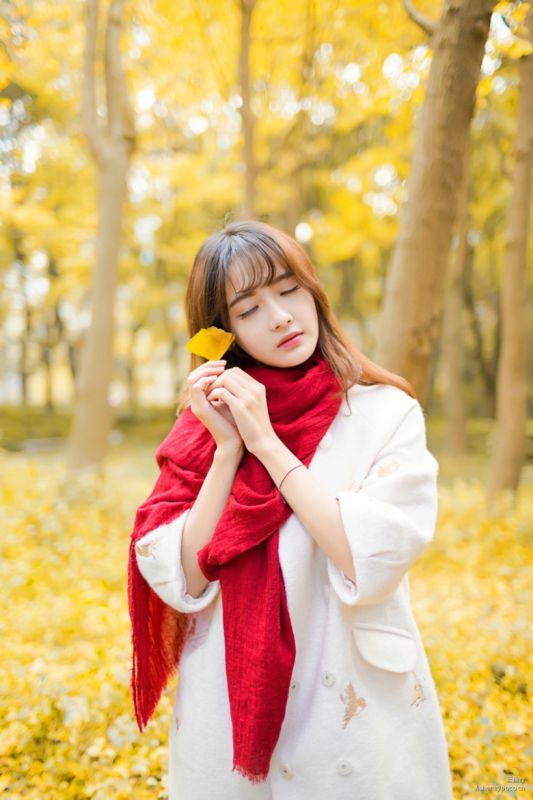 清纯学生妹苏夏户外银杏树下唯美写真图片第6张