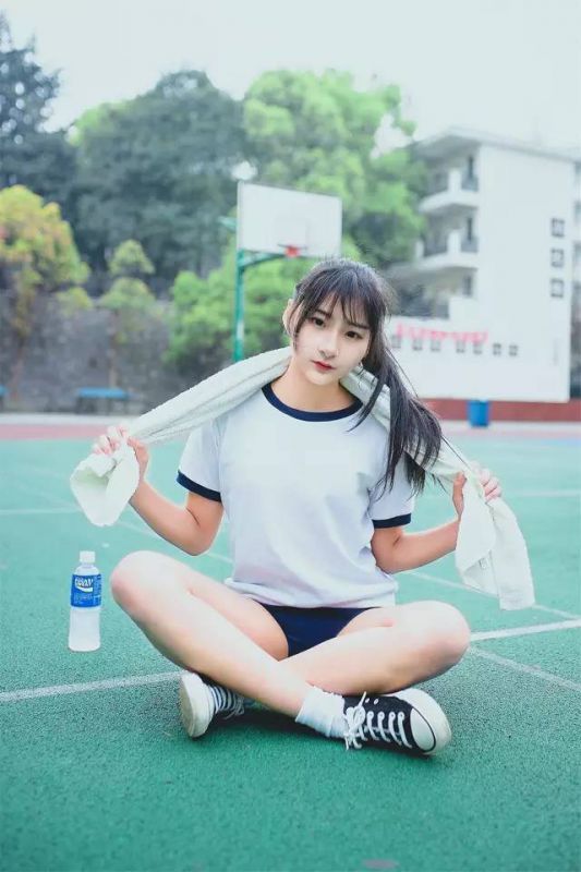 17岁高中生女主播优雅清纯写真