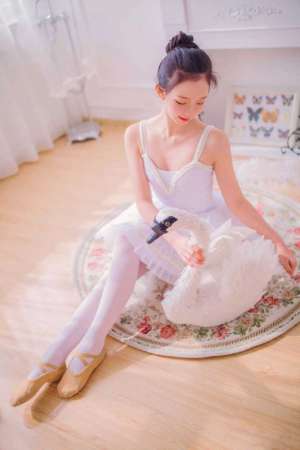 魅惑气质少女白丝袜美腿玉足姿势香艳性感写真