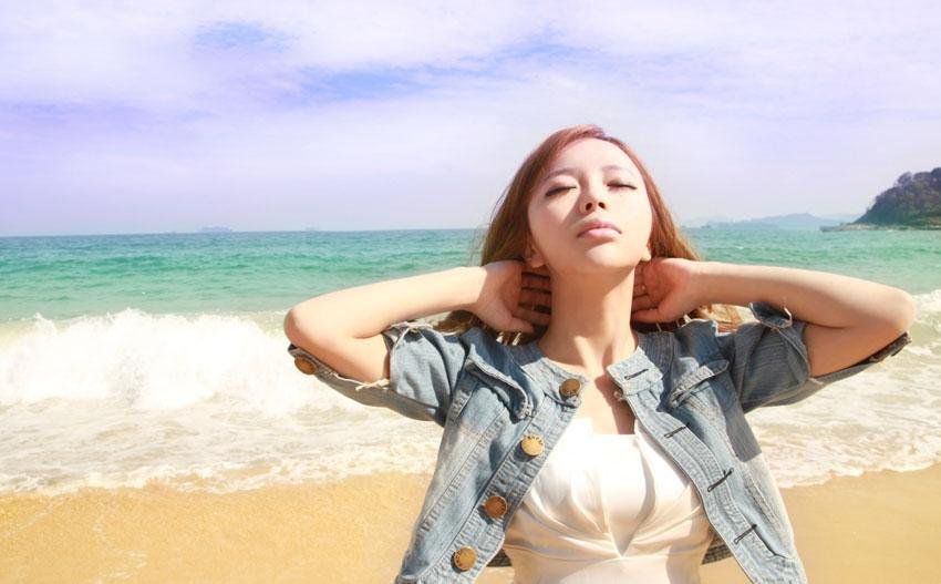 海边萌妹子俏皮可人写真