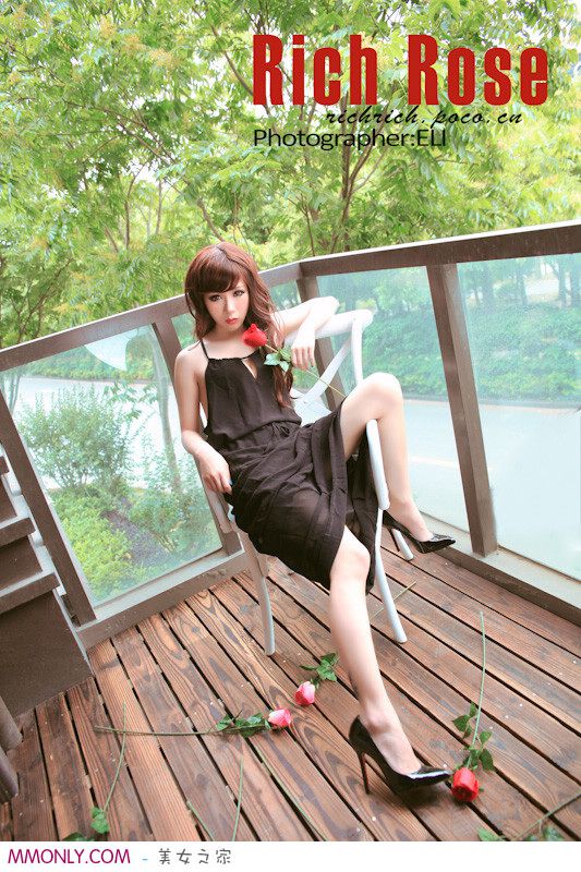 吊带裙美女室内秀美臀高清写真