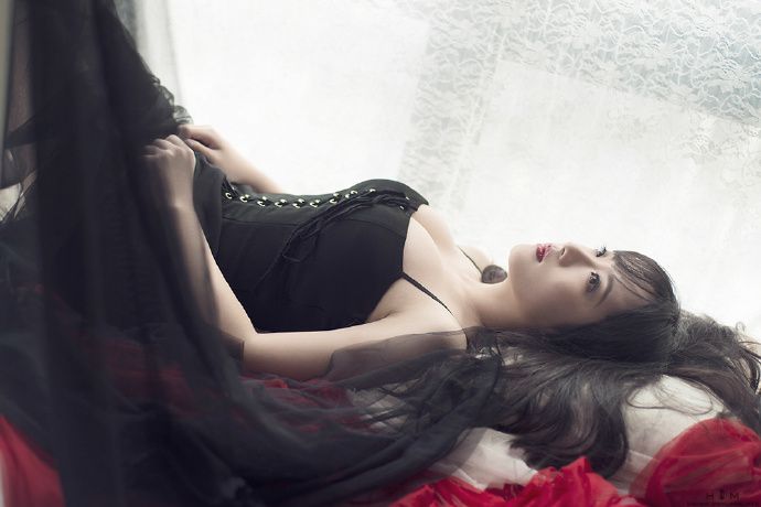 黑裙小美女性感酥胸迷人写真