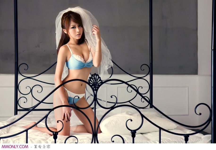 大胸内衣美女私房诱人写真