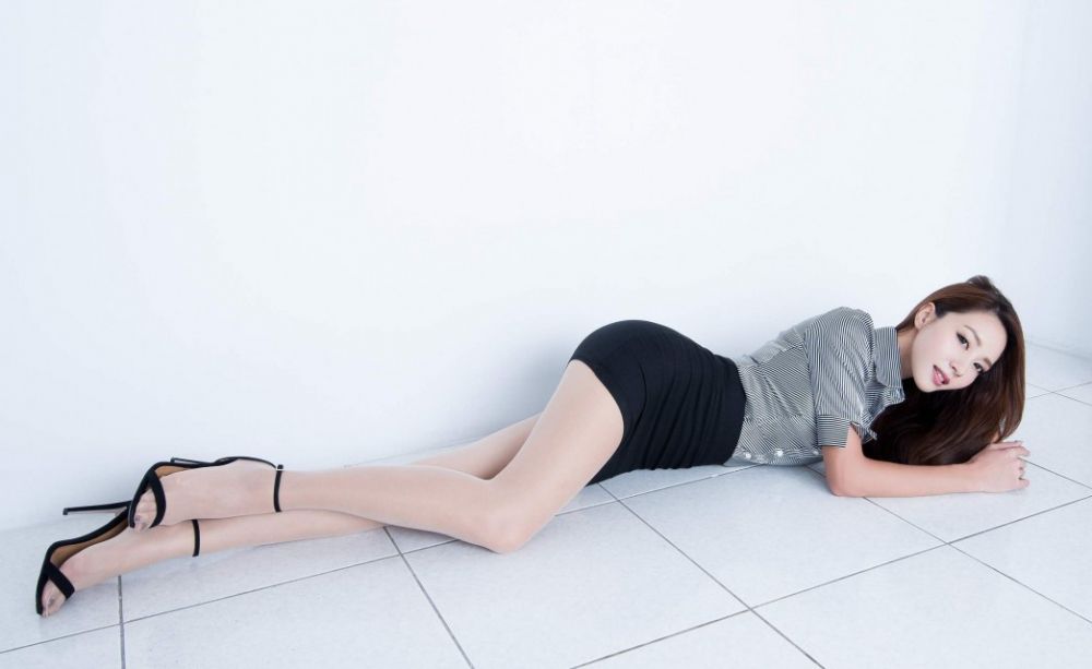 细腰长腿美女模特风骚叉腰撩腿姿势大胆人体艺术欣赏写真