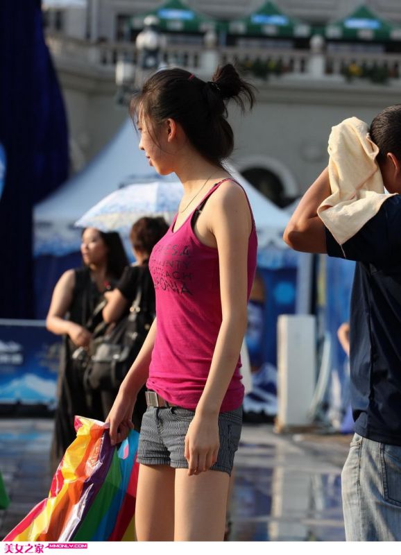 街拍短裤美女高清图集