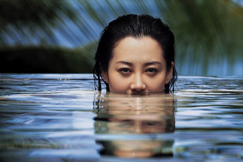许晴泳池湿身性感写真
