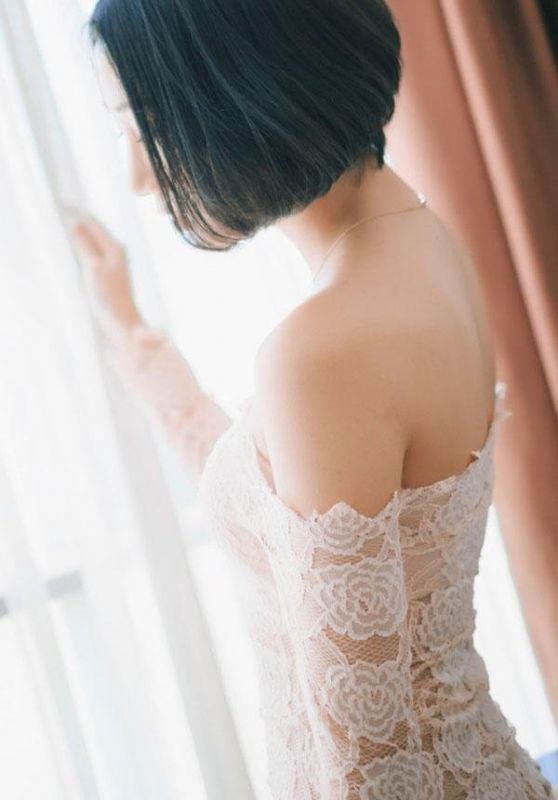 清新气质萌妹子白色蕾丝私房照